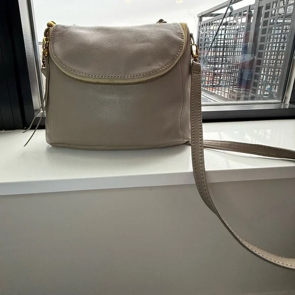 HOBO Fern Foldover Messenger bag in Pebbled Leather Taupe - Picture 2 of 13